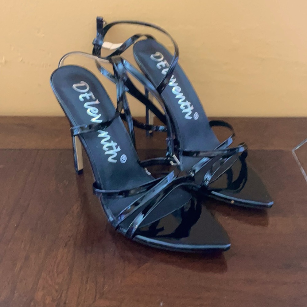 Black heels size 8 brand new